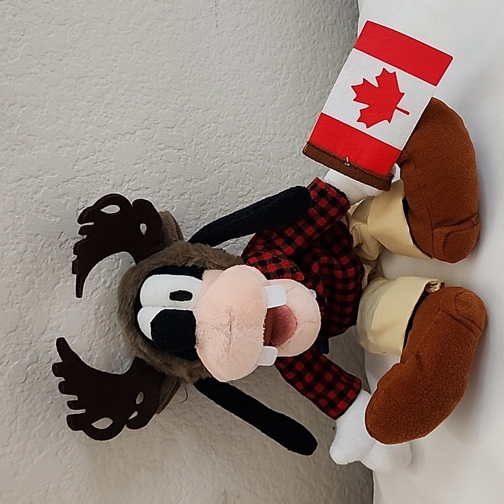 NWT Vintage Disney Theme Park Exclusive Canada Goofy Beanie Plush